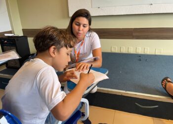 Instituto Bom Vizinho celebra mês das mães com oficina de arte, palestras e distribuição de cestas básicas