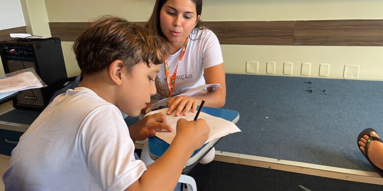 Instituto Bom Vizinho celebra mês das mães com oficina de arte, palestras e distribuição de cestas básicas