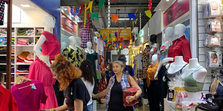 Centro Fashion Fortaleza prevê alta de 30% no fluxo de clientes  no mês de junho