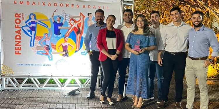Diretora do Grupo Carmehil recebe troféu Fendafor de responsabilidade cultural