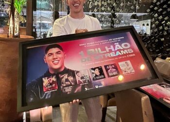 Zé Vaqueiro recebe placa de certificação por alcançar mais de 1 bilhão de streamings nas plataformas digitais