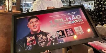 Zé Vaqueiro recebe placa de certificação por alcançar mais de 1 bilhão de streamings nas plataformas digitais