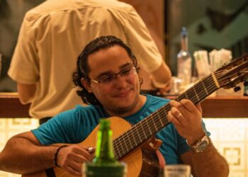 Com aposta na brasilidade musical, Sarau do Giz Cozinha Boemia conquista público nas segundas-feiras de Fortaleza