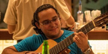 Com aposta na brasilidade musical, Sarau do Giz Cozinha Boemia conquista público nas segundas-feiras de Fortaleza