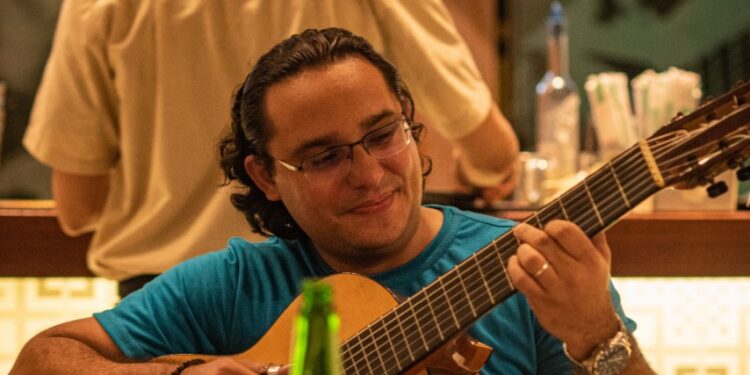 Com aposta na brasilidade musical, Sarau do Giz Cozinha Boemia conquista público nas segundas-feiras de Fortaleza