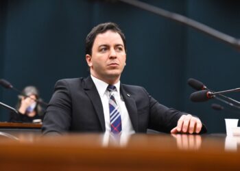 Deputados querem barrar aumento de até 64% na taxa extra da conta de luz