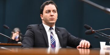 Deputados querem barrar aumento de até 64% na taxa extra da conta de luz