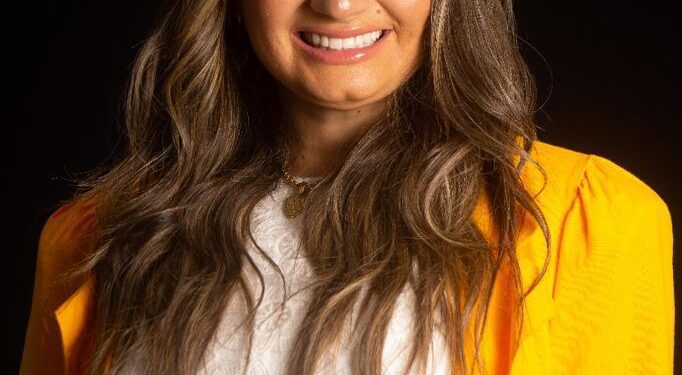 Digital influencer Cleane Fontenele lança mentoria voltada para ampliar negócios na internet