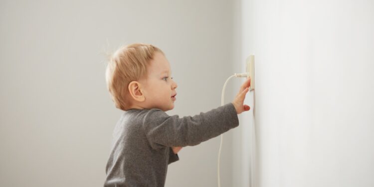 10% das vítimas de acidentes elétricos fatais no Brasil são crianças; especialista pontua cuidados para mês das férias