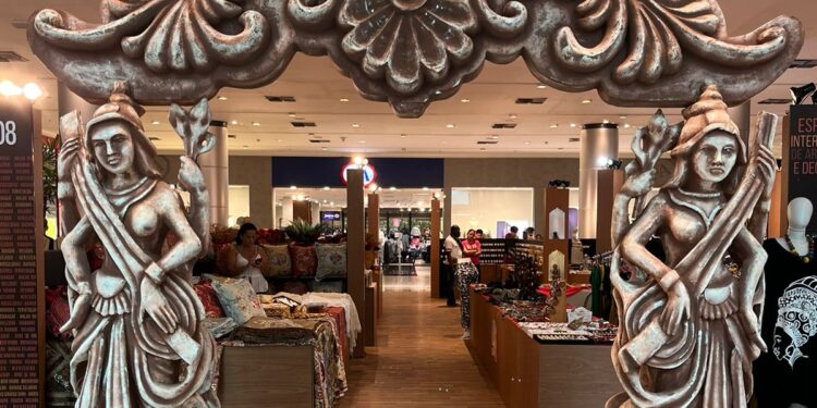 Última semana: exposição traz cultura e artigos de outros países para shopping de Fortaleza