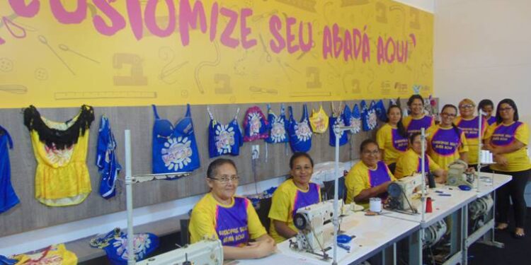 Associação de Costureiras do Vicente Pinzón recebe qualificação pelo Instituto JCPM para customização de abadás  