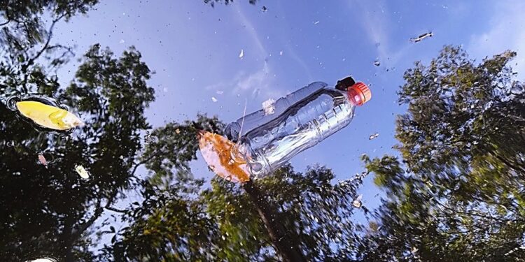 Natura e Sitawi criam fundo de apoio a cooperativas de reciclagem na Amazônia para coleta de plásticos em áreas de rios e igarapés