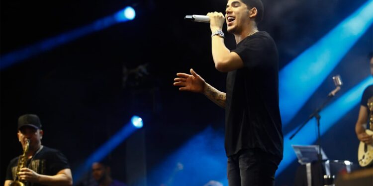 Zé Vaqueiro estreia no Fortal com show marcante até o amanhecer