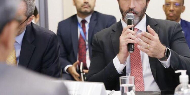 Diretor de negócios da Apex-Brasil, Lucas Fiuza apresenta condições das ZPEs para comitiva da Mitsubishi Corporation do Brasil S.A