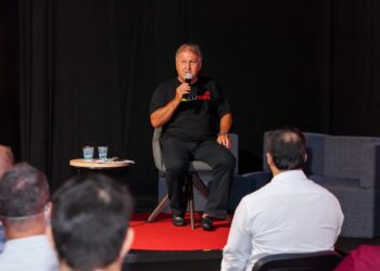 RioMar Fortaleza promove encontro exclusivo com campeão Zico e convidados no Teatro do shopping