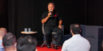 RioMar Fortaleza promove encontro exclusivo com campeão Zico e convidados no Teatro do shopping