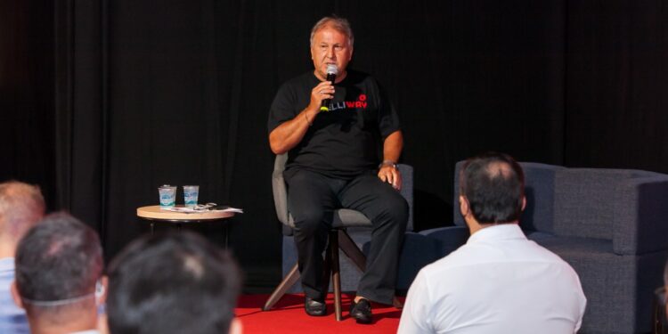 RioMar Fortaleza promove encontro exclusivo com campeão Zico e convidados no Teatro do shopping