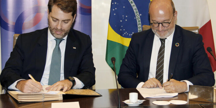 Desenvolve SP assina parceria com Agência Francesa de Desenvolvimento para inclusão financeira de mulheres