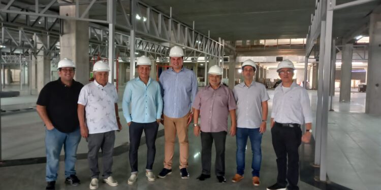 Shopping Giga Mall recebe comitiva de empresários do SindConfecções e SindRoupas 