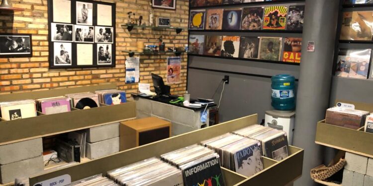 DISCO DE VINIL E SERVIÇOS DE BARBEARIA  SÃO DICAS  DE PRESENTE PARA O DIA DOS PAIS