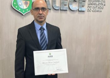 Médico Marcelo Cavalcante recebe honraria da Alece pelos serviços prestados a Pefoce