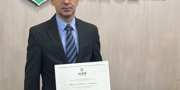 Médico Marcelo Cavalcante recebe honraria da Alece pelos serviços prestados a Pefoce