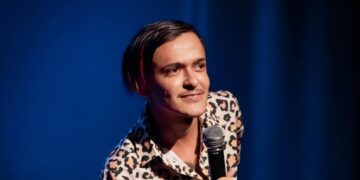 Humorista Cremosinho realiza show de comédia stand-up em Fortaleza