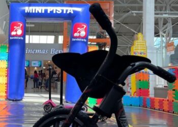 Pista para patinetes e triciclos faz a alegria da criançada no Shopping Benfica