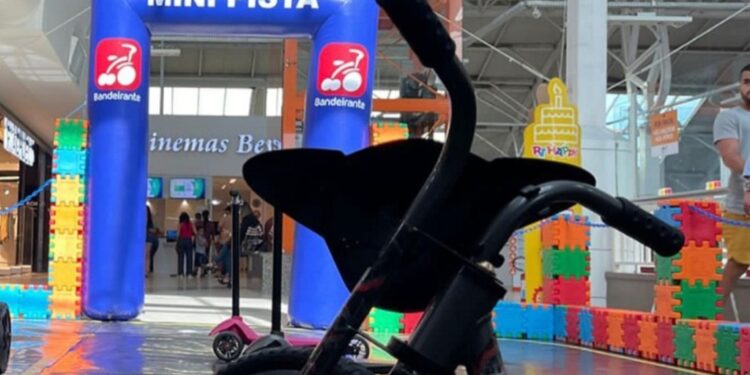 Pista para patinetes e triciclos faz a alegria da criançada no Shopping Benfica