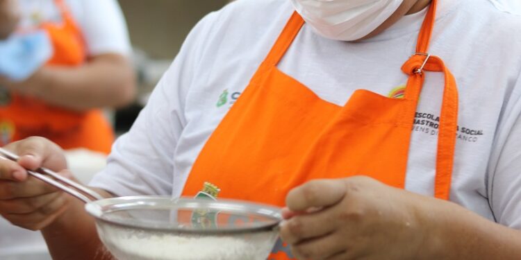 Escola de Gastronomia Social oferta 130 vagas em cursos presenciais e on-line gratuitos