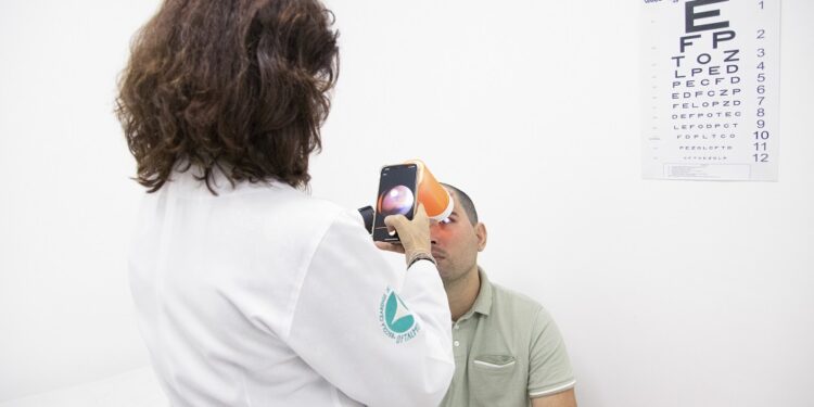 Pesquisadores da Unichristus desenvolvem retinógrafo portátil para realização do exame Fundo de Olho 