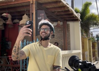 Nova campanha da AMC estrelada por Rodrigo Mussi conscientiza sobre trânsito seguro