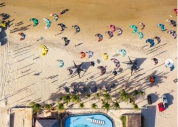 Temporada de ventos fortes favorece a prática de esportes marítimos no Ceará 