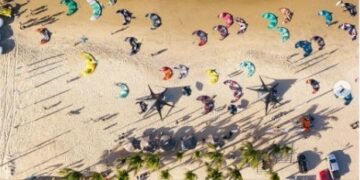 Temporada de ventos fortes favorece a prática de esportes marítimos no Ceará 