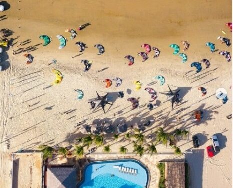 Temporada de ventos fortes favorece a prática de esportes marítimos no Ceará 