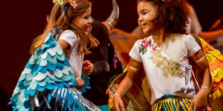 Espetáculo infantil Passarinhos, com entrada gratuita, chega a Maracanaú com apresentação no dia 7 de setembro no Teatro Dorian Sampaio 