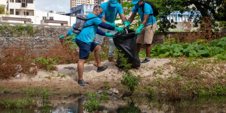 Voluntários da Cimento Apodi realizam limpeza de praias e comunidades em Fortaleza, Pecém e Quixeré/CE