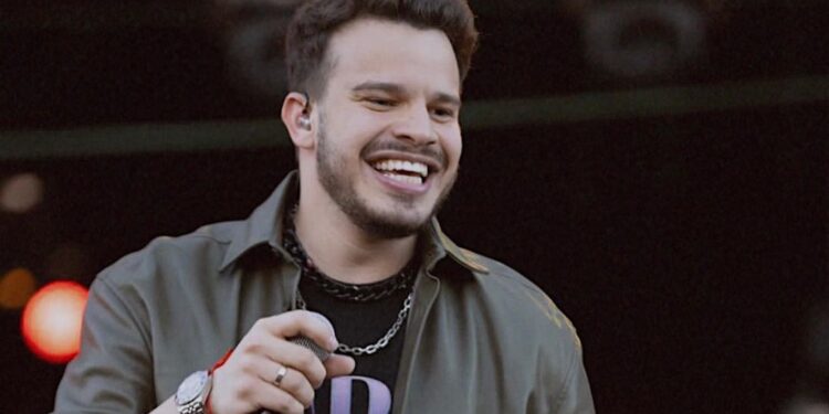 Matheus Fernandes se apresenta neste sábado (29) em Fortaleza com o projeto ‘MF na Praia’