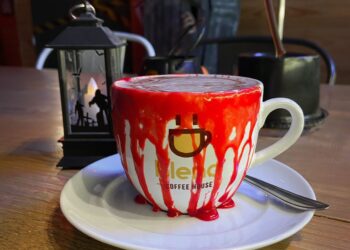 Doces ou travessuras? Cafeteria tem decoração e cardápio exclusivo para o Halloween