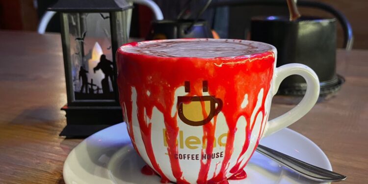 Doces ou travessuras? Cafeteria tem decoração e cardápio exclusivo para o Halloween