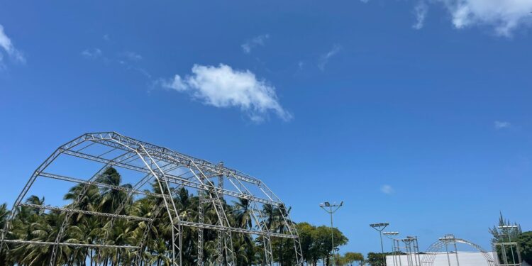 Com estrutura inédita de três palcos, montagem do Ceará Music: O Lançamento começa no Marina Park Hotel