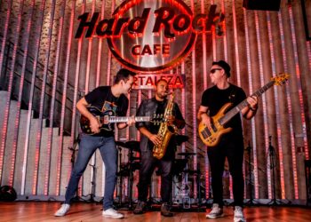 Hard Rock experimental: No palco sucessos do rock adaptados a estilos musicais variados