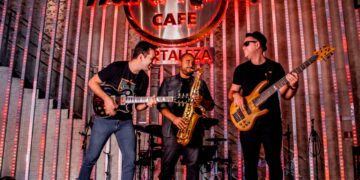 Hard Rock experimental: No palco sucessos do rock adaptados a estilos musicais variados