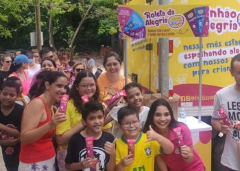 Frutbiss realiza ação social com distribuição de picolés no mês das crianças