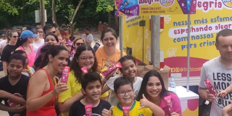 Frutbiss realiza ação social com distribuição de picolés no mês das crianças