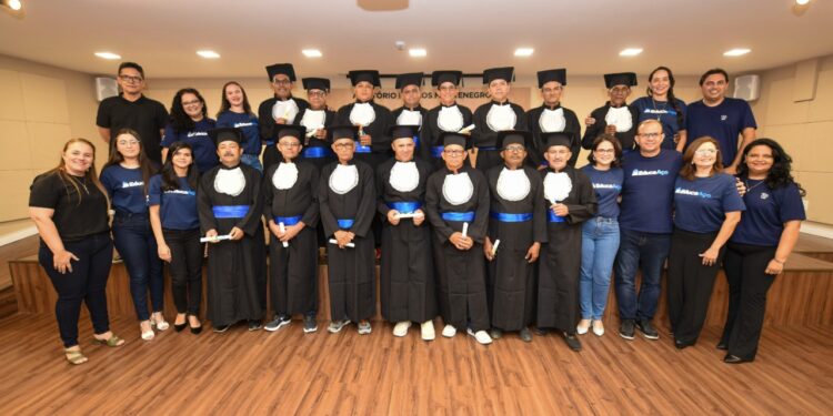 Educação para adultos: Grupo Aço Cearense, em parceria com o SESI, alfabetiza 16 colaboradores com idade entre 33 e 62 anos