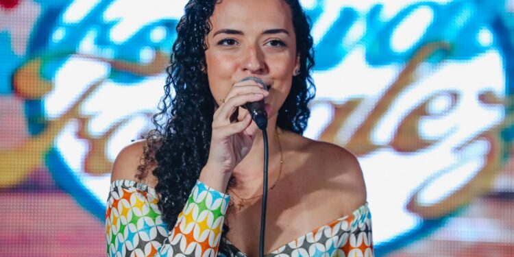 MUNIQUE MENDES,  U2 COVER E  MÚSICA NORDESTINA NA PROGRAMAÇÃO DO FINAL DE SEMANA DO CANTINHO DO FRANGO 