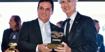 Destaque do Ano no Turismo. Fecomércio recebe troféu da ABAV