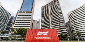 Mais um contêiner pra conta! Aterro da Praia de Iracema, em Fortaleza, amanhece com entrega especial de Budweiser