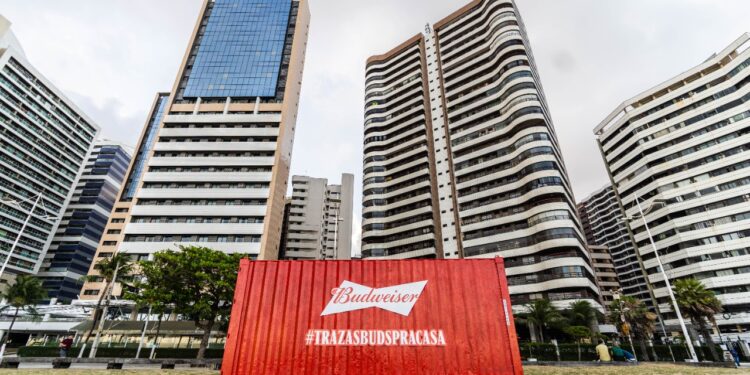 Mais um contêiner pra conta! Aterro da Praia de Iracema, em Fortaleza, amanhece com entrega especial de Budweiser
